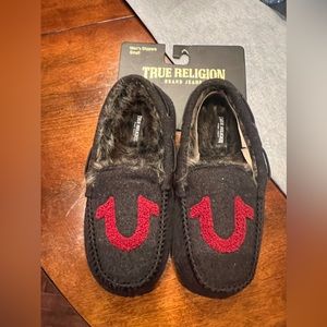 New True Religion Small Black / Red Faux Fur Lined Men's 7-8 Moccasin Slippers